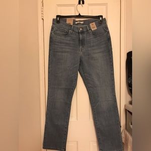 LEVI'S
Women's Classic Mid Rise Straight-Leg Jeans